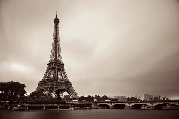 Eiffelturm mit Brücke in der Seine — Stockfoto
