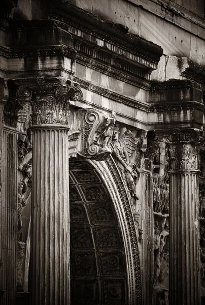 Roma Forumu kalıntıları ile 