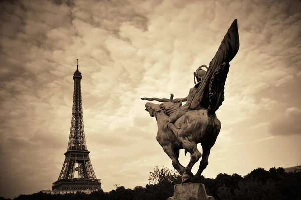 Torre Eiffel e estátua — Fotografia de Stock