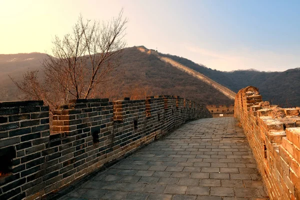 Grote muur bij zonsondergang, China — Stockfoto