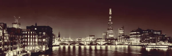 London skyline om natten - Stock-foto