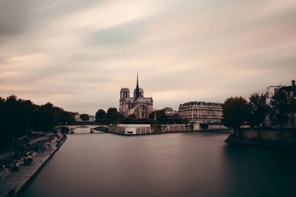 Notre Dame Kathedrale über Seine. — Stockfoto