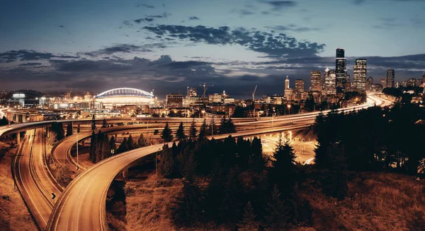 西雅图和交通灯的踪迹 — 图库照片