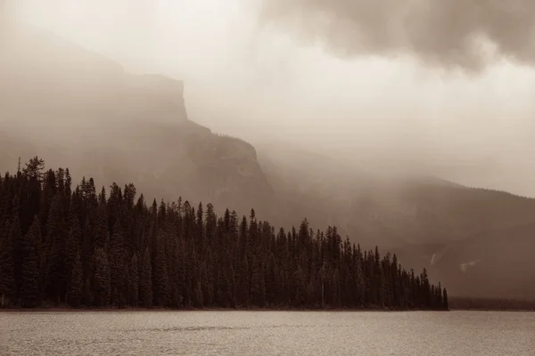 Lago di smeraldo con nebbia, Canada — Foto Stock