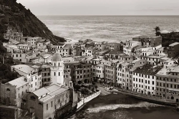 Edificios Vernazza y mar en Cinque Terre — Foto de Stock