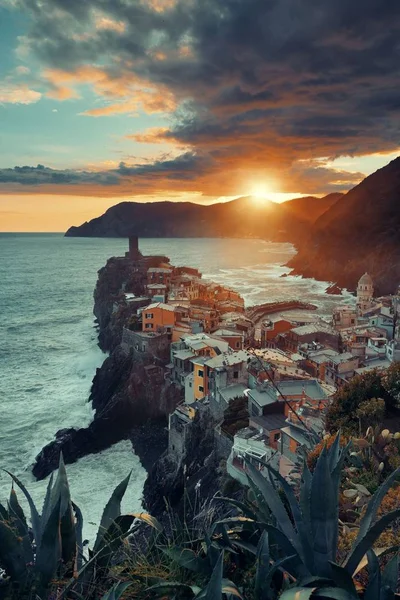Vernazza zonsondergang in Cinque Terre — Stockfoto