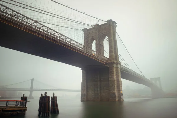 Brooklyn Bridge in a foggy day — Stock Photo, Image