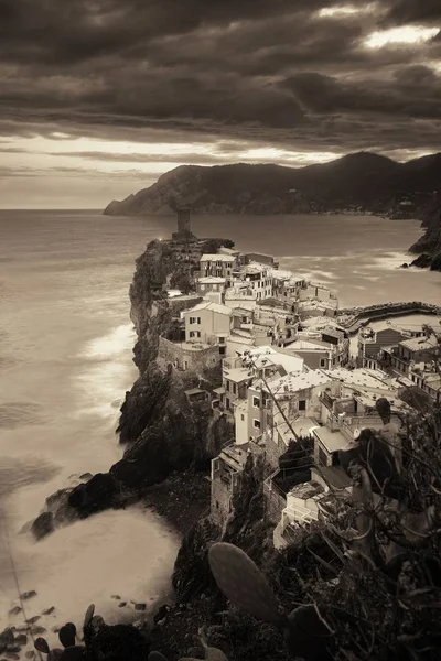 Bâtiments Vernazza et mer à Cinque Terre — Photo