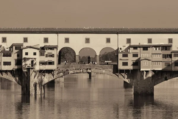 Ponte Vecchio över floden Arno i Florens — Stockfoto