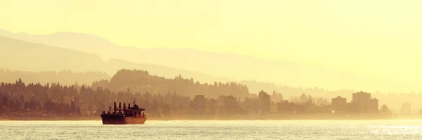 Bergkette und städtische Gebäude in Vancouver — Stockfoto