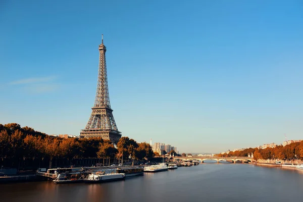 Båtar på floden Seine med Eiffeltornet — Stockfoto