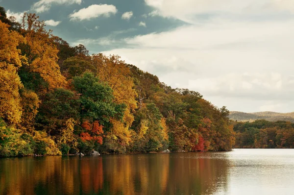 Podzimní pohled na jezero — Stock fotografie