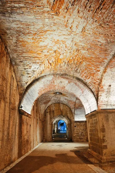 Tunel i barykada w mieście Lukka — Zdjęcie stockowe