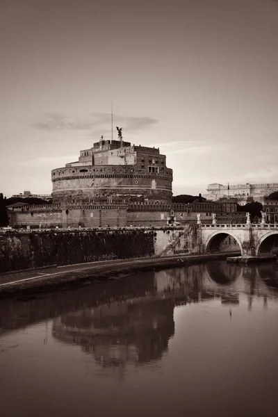Кастель-Сан-Анджело и Тибр в Риме — стоковое фото