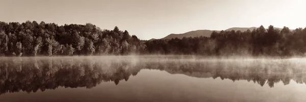 Panorama do nevoeiro do lago — Fotografia de Stock