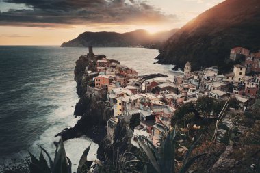Vernazza Cinque Terre içinde gün batımında