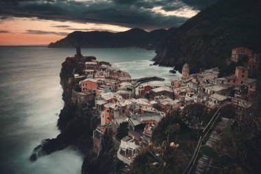 Vernazza Cinque Terre içinde gün batımında