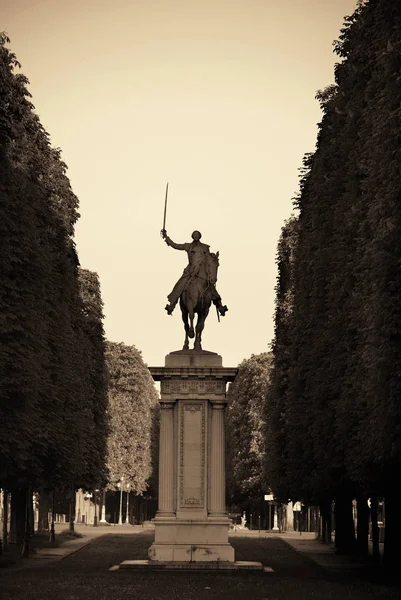 Statue von der Straße in Paris aus gesehen — Stockfoto