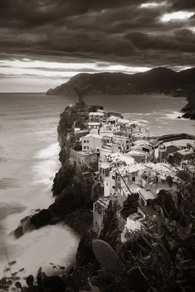Vernazza gebouwen en zee in Cinque Terre — Stockfoto