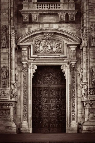 Milan catedral porta — Fotografia de Stock