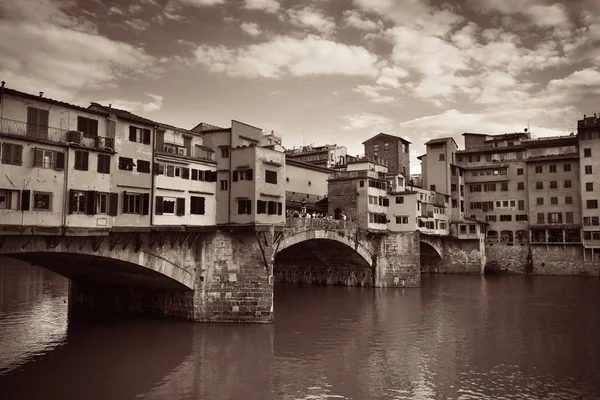 Ponte Vecchio nad rzeką Arno we Florencji — Zdjęcie stockowe