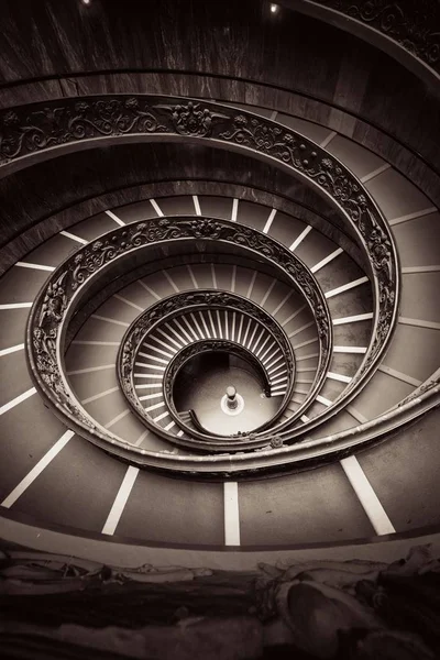 Спіральні сходи у Ватиканському музеї. — стокове фото