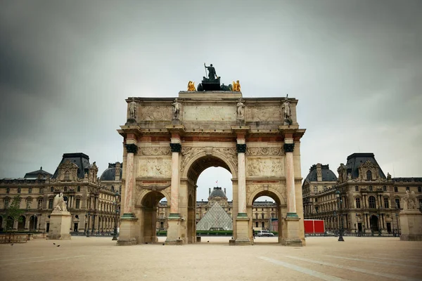 Historical buildings in Paris — Stock Photo, Image