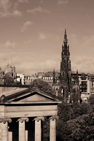 Scott Monument and National Galleries in Edinburgh – stockfoto