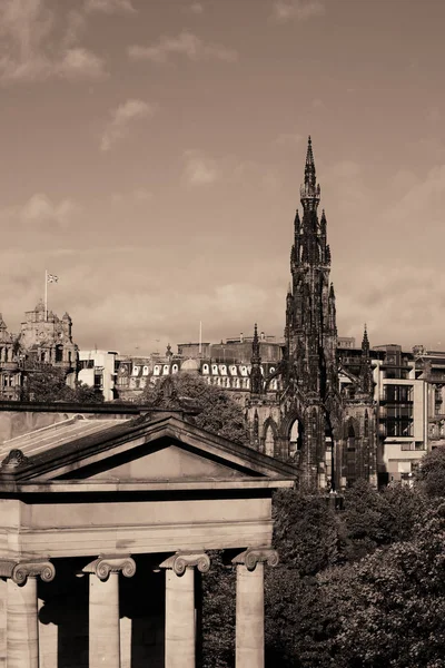 Monument Scott et galeries nationales à Édimbourg — Photo