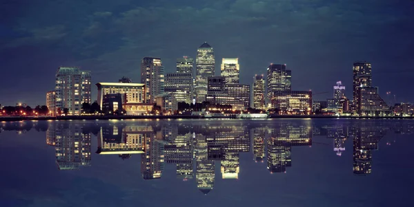 Londra Canary Wharf di notte — Foto Stock