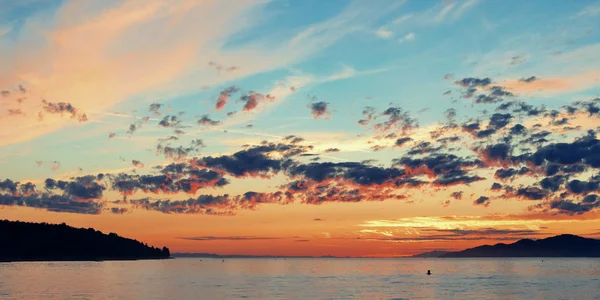 Färgsprakande solnedgång med seascape — Stockfoto