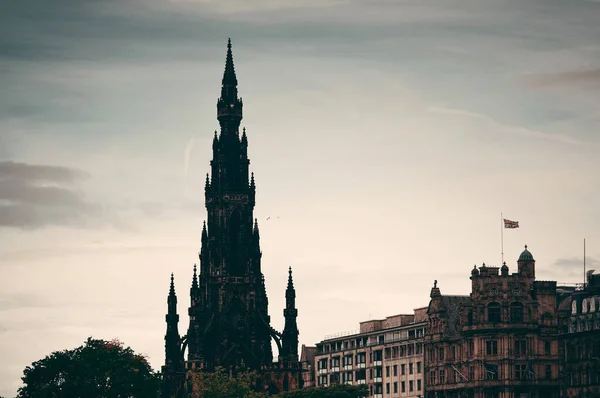 Scott Monument i Edinburgh city — Zdjęcie stockowe