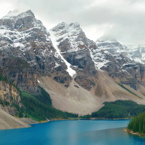 Moraine Lake com neve montanha tampada — Fotografia de Stock