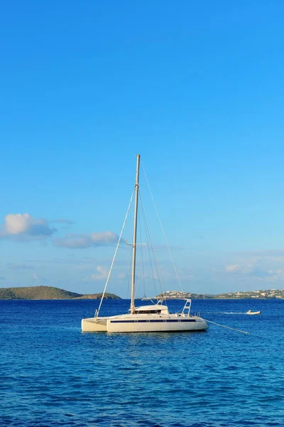 Ilhas Virgens com barco — Fotografia de Stock