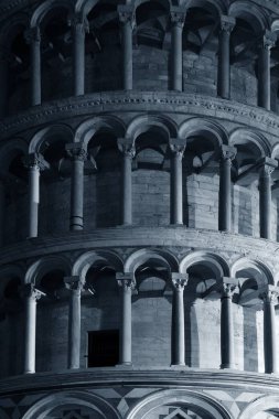 Pisa Kulesi geceleri yaslanmış 