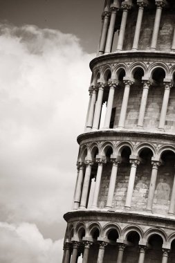 Pisa Kulesi yaslanmış