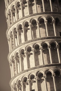 Pisa Kulesi yaslanmış
