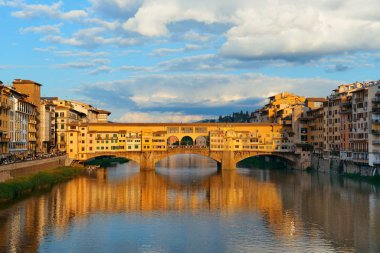 Floransa 'da Arno nehri üzerinde Ponte Vecchio 