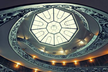 Vatikan Müzesi 'ndeki spiral merdiven