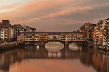 Floransa 'da Arno nehri üzerinde Ponte Vecchio 