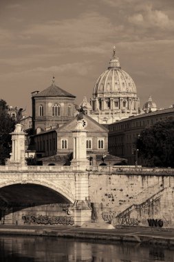 Tiber Nehri'nin ve St Peters Bazilikası Vatikan 