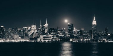 Manhattan şehir merkezinin üzerinde ay artış 