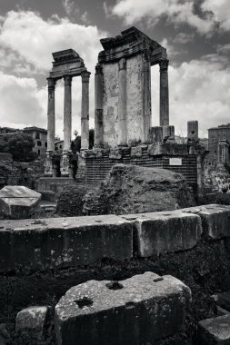 Roma Forumu kalıntıları ile 