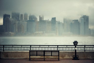 New York şehrinde şehir merkezinde sis