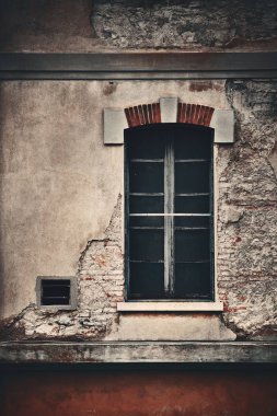 Vintage pencere tuğla dokusu ile