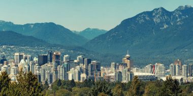 Vancouver şehir merkezinde yüksek dağlarla
