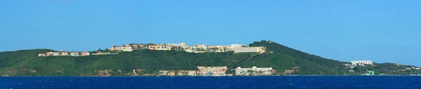 Gebouwen, panorama van de zee en de bergen in San Juan — Stockfoto
