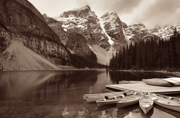 Moränensee und Boot — Stockfoto