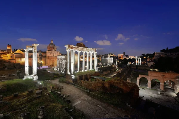 夜のローマのフォーラム — ストック写真