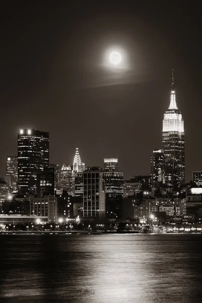 Luna se levanta sobre el centro de Manhattan — Foto de Stock
